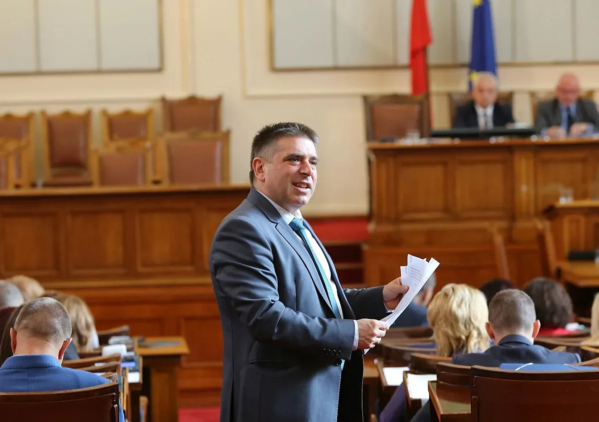 Правната комисия отряза ветото на Радев