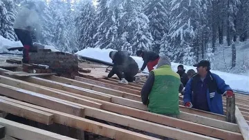 Туристи ремонтираха покрива на хижа "Ком"