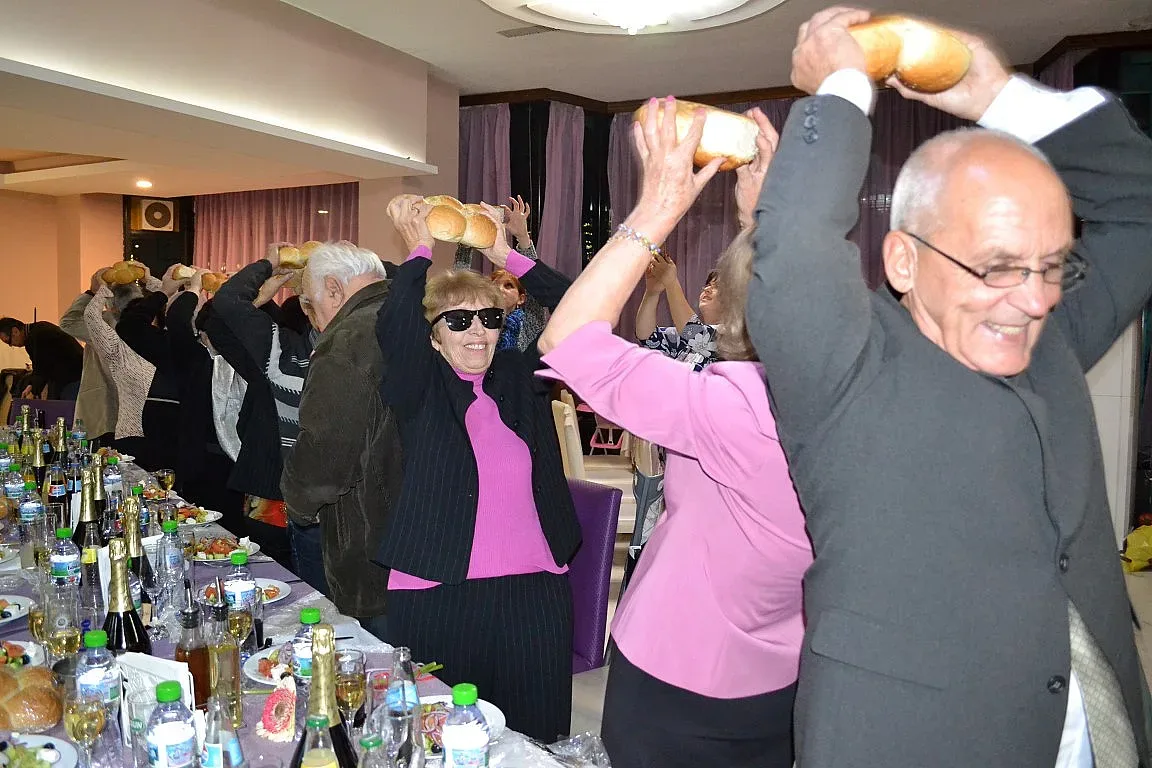 „Горчиво!“ за над 60 „златни младоженци" в Казанлък