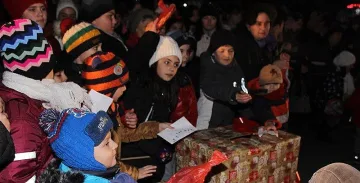 Дядо Коледа  раздаде  500 подаръка  под елхата в Разград