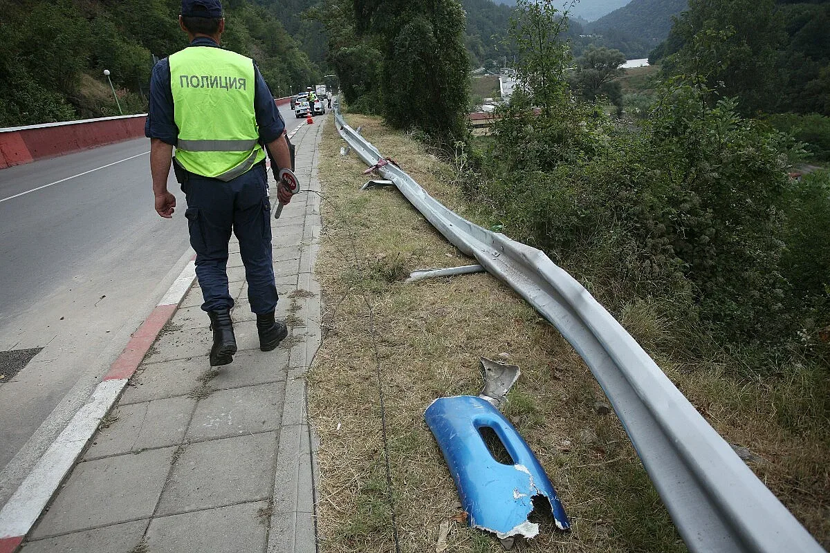 Все още не е сменена мантинелата край Своге