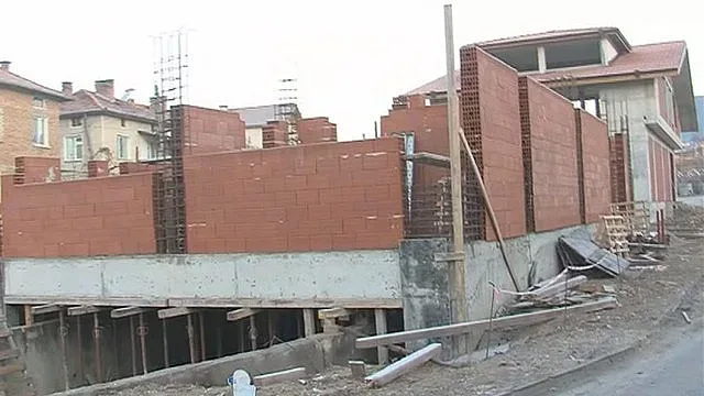 Вдигат втора къща над дере в Дебрен