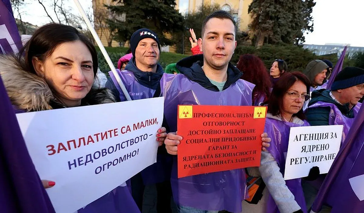 Синдикати на протест пред парламента, искат по-високи държавни заплати