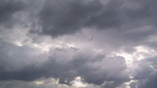 Облачно със слаби валежи днес