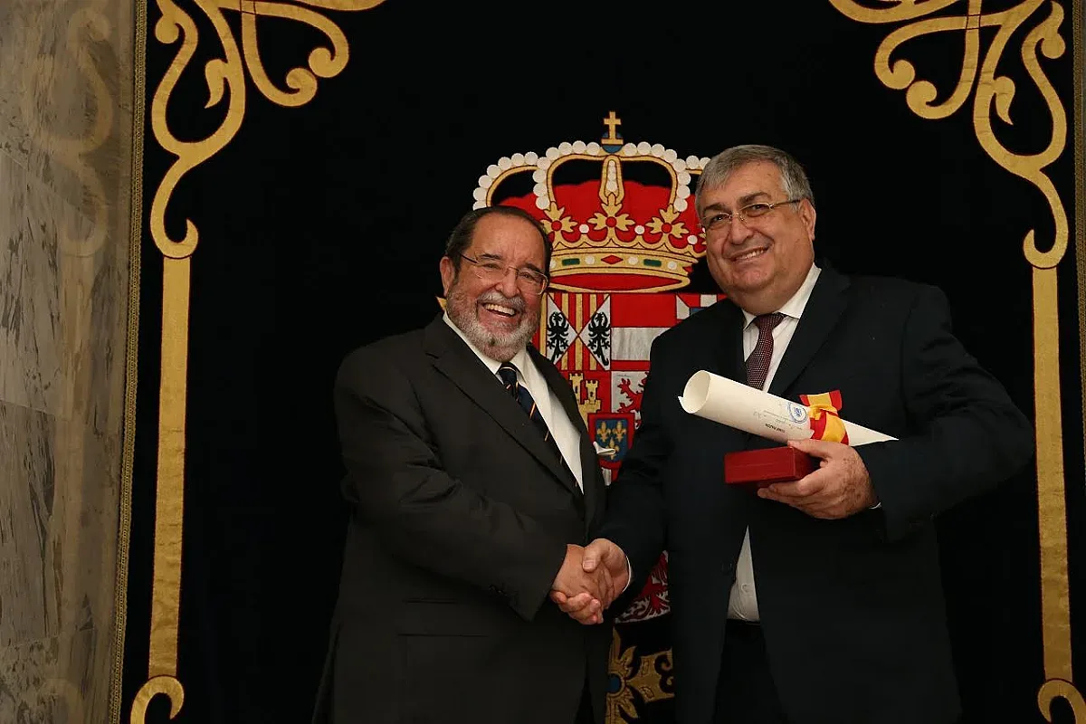 Проф. Георги Близнашки с орден от испанския крал