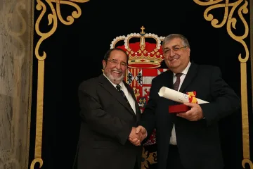 Проф. Георги Близнашки с орден от испанския крал