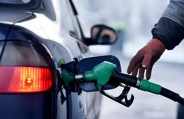 Бензин и дизел надолу с 6 стотинки за седмица