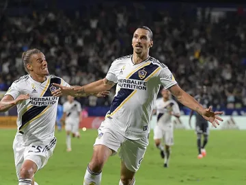 Ибрапимович остава в ЛА Галакси