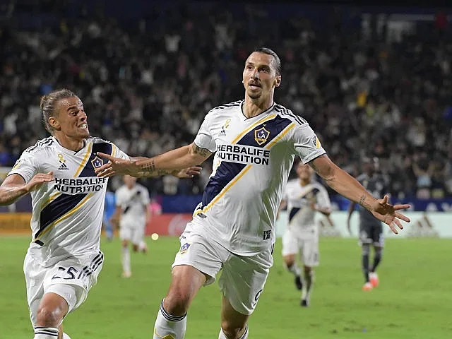 Ибрапимович остава в ЛА Галакси