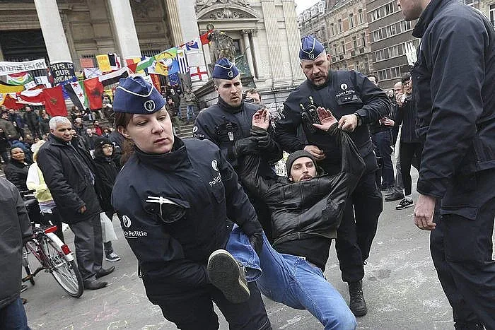 Жълтите жилетки щурмуваха европарламента в Брюксел