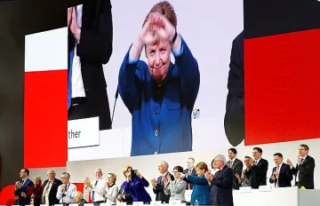 Овации, сълзи и диригентска палка за Меркел