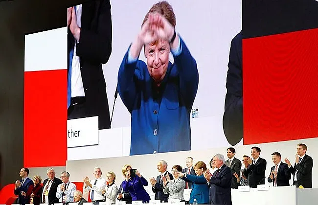 Овации, сълзи и диригентска палка за Меркел