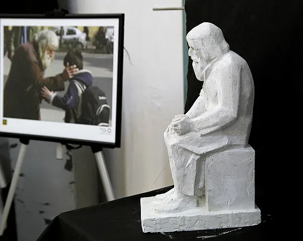 Каменният дядо Добри  ще седи със свещ  