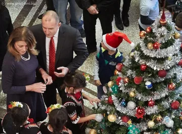 Деца, Радев и Радева украсиха елхата на Дондуков 2