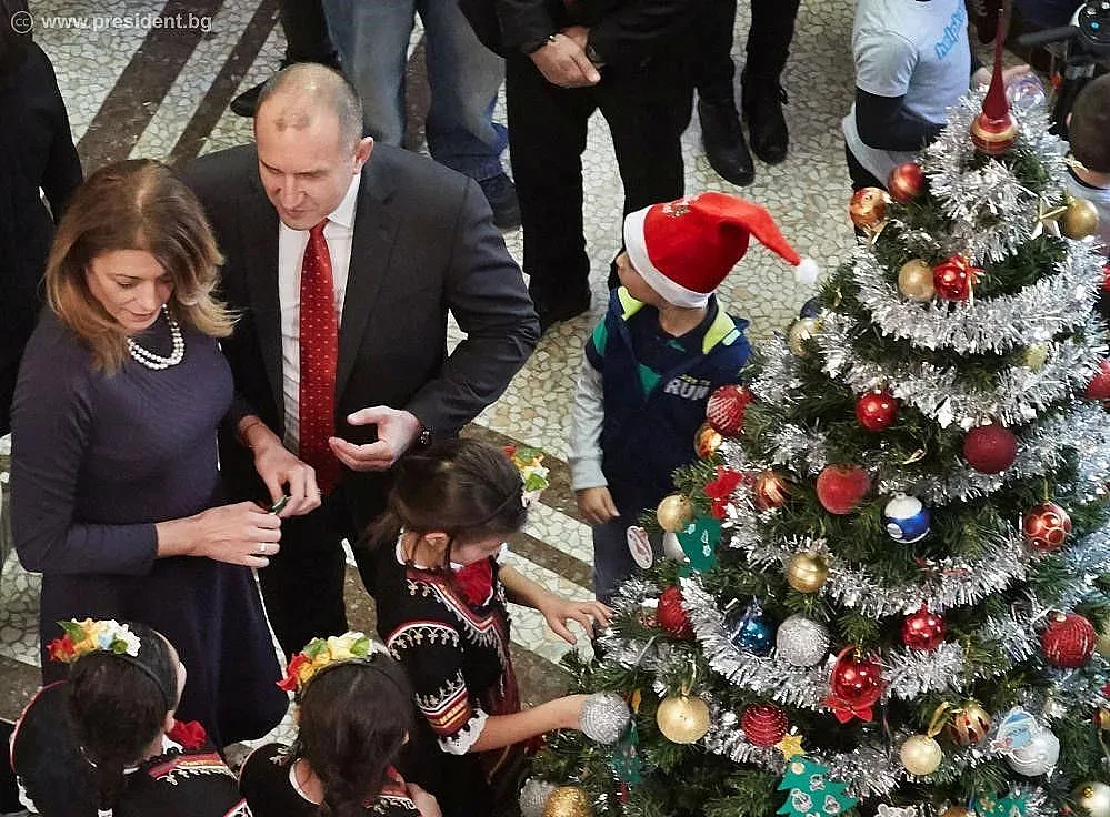 Деца, Радев и Радева украсиха елхата на Дондуков 2