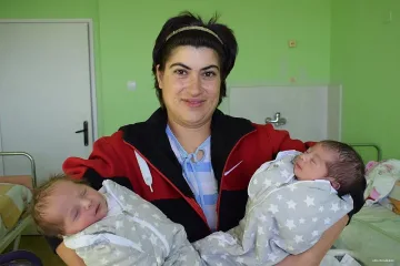 Петя роди първия близнак  в Бутан, а втория -в Козлодуй