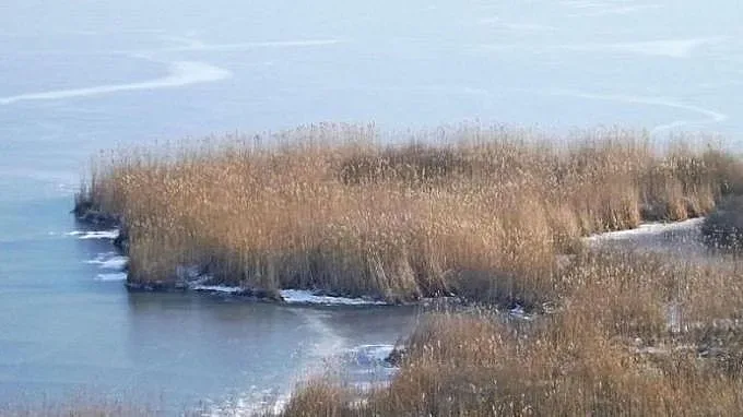 Лед скова езерото "Сребърна"