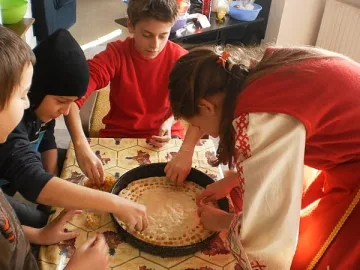 Деца изработват сурвачки и обредни коледни хлябове