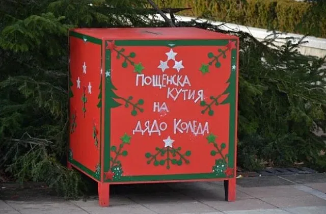 Кутията на Дядо Коледа събира писмата с детските желания