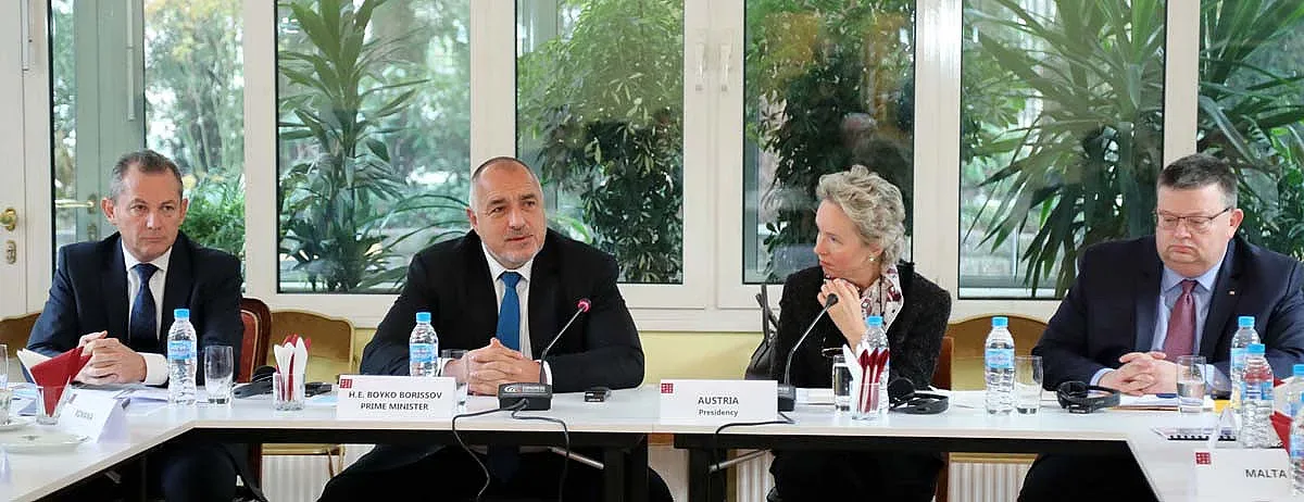 Борисов и Цацаров на закуска с посланици