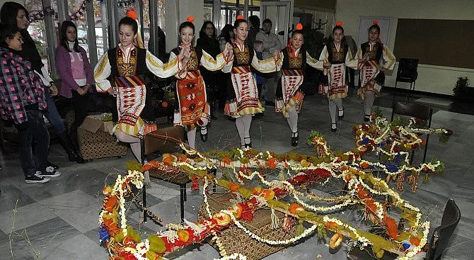 Трънчани изработват гигантска сурвачка