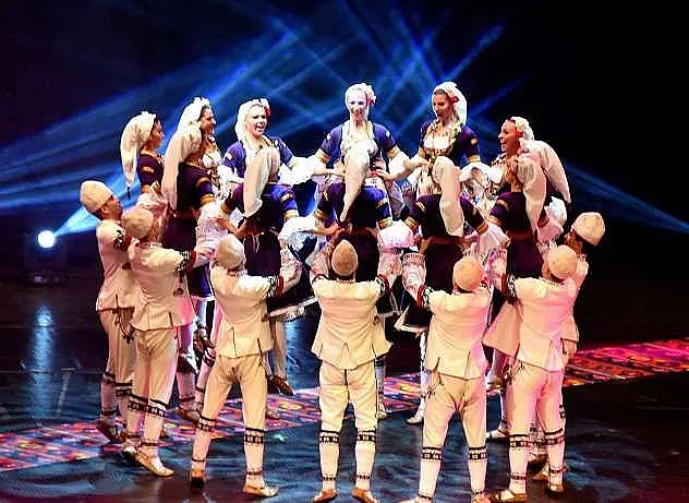 „Чинари“ празнуват 25