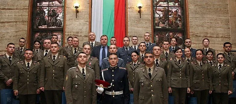 Показаха новата парадна униформа на военните