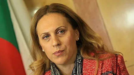 Марияна Николова пое Тристранката