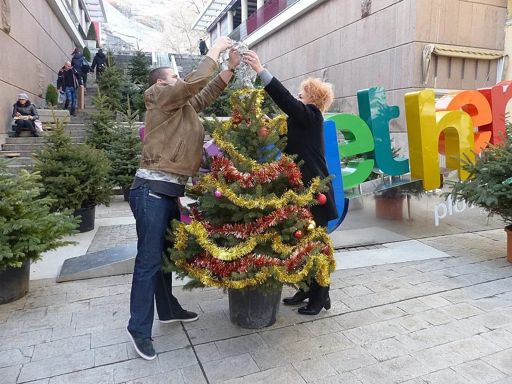 И талантите от Арт Войс Център  украсяват дърво