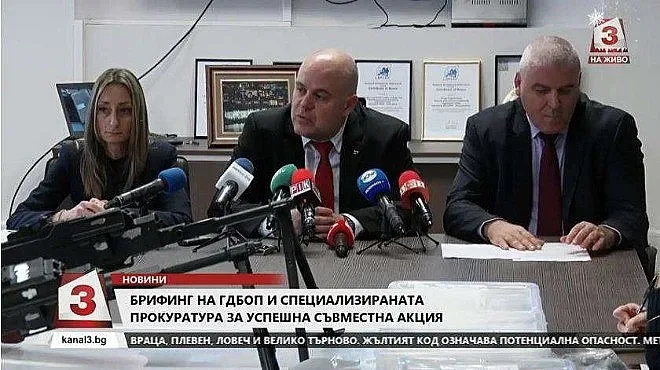 ГДБОП намери гараж пълен с картечници и автомати