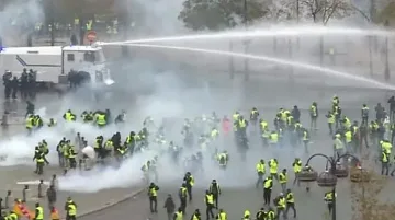 Франция обмисля извънредно положение заради безредиците