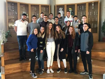 В ПЕТЪЧНИЯ СТАНДАРТ: Мисия "Усмивка" вдъхнови гимназия