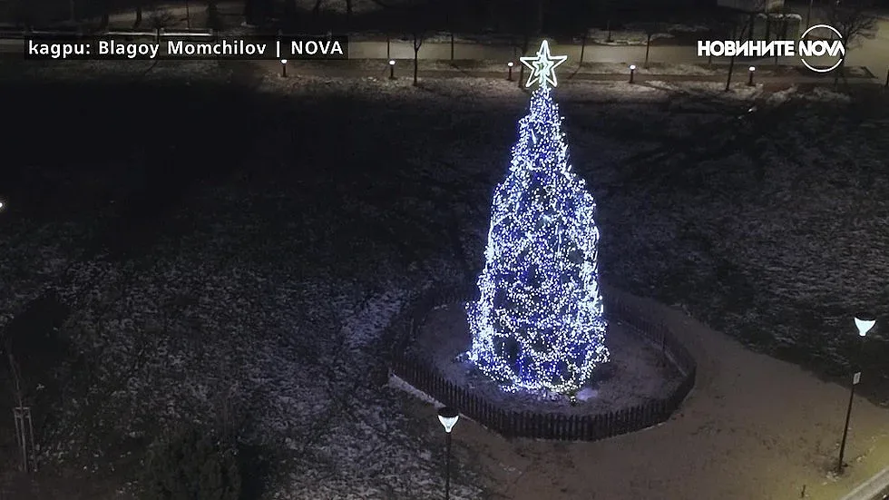 Запалват светлините на коледната елха в София