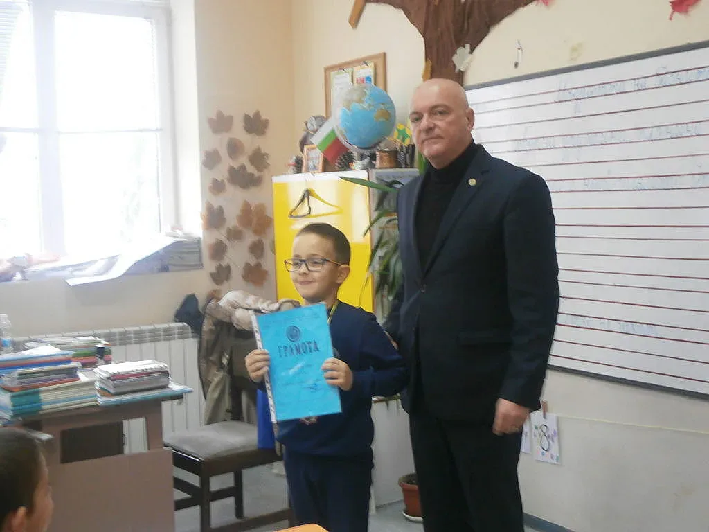 Второкласници намерили и върнали пари