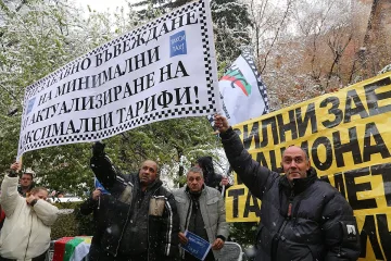 50 таксиджии искат минимални тарифи