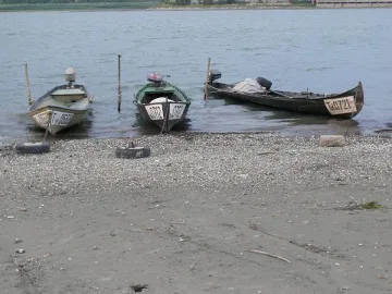 Село Попина брани лодкостоянката си