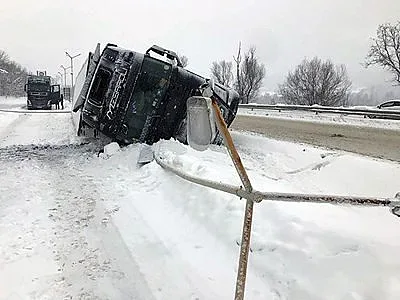 ТИР се обърна край Монтана