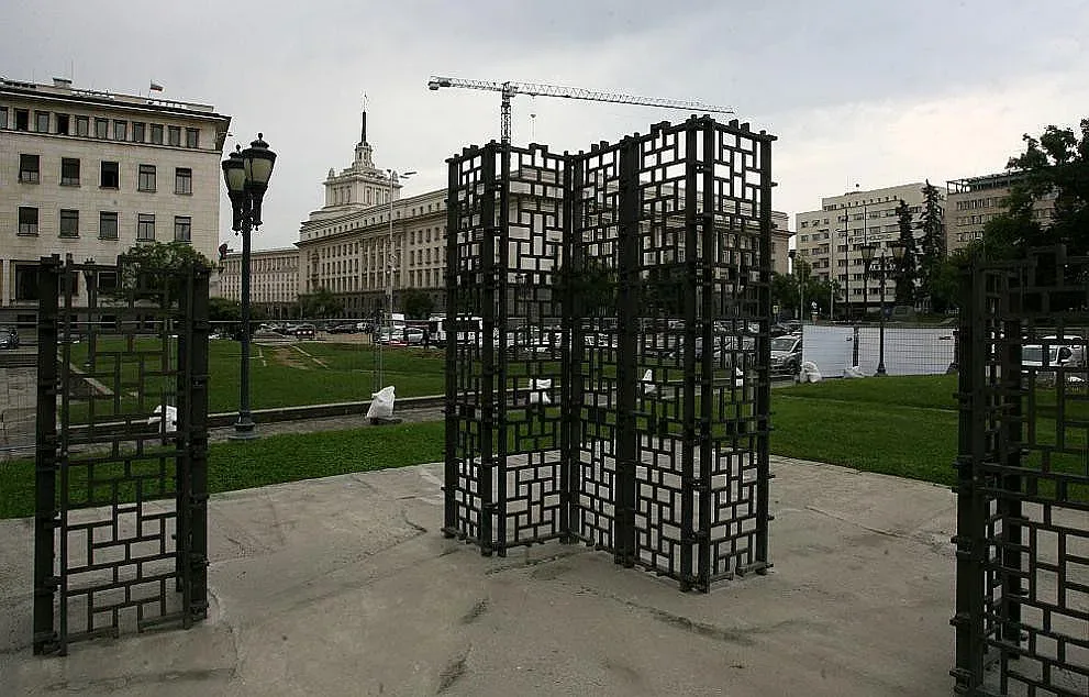 Нова арт инсталация сменя Бронзовата къща