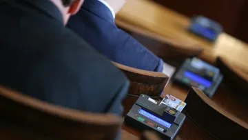 Депутатите посякоха Радев за референдума за еврото