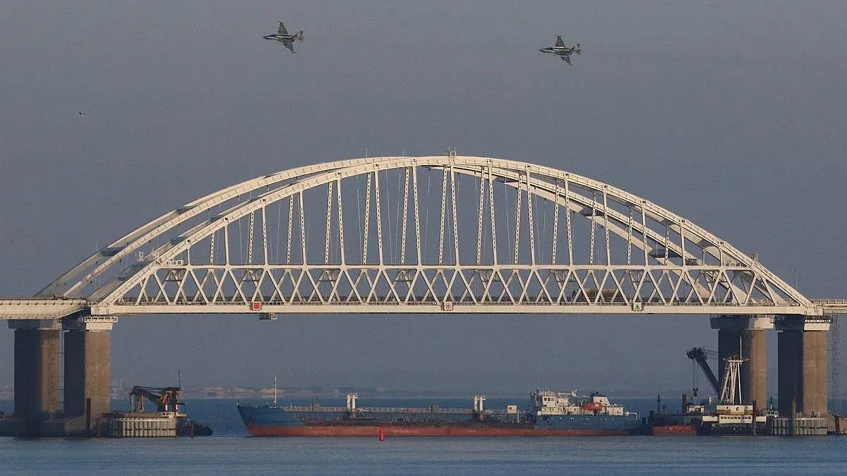 Морският сблъсък на Русия с Украйна удари рублата (Обзор)