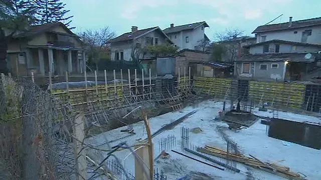 Къщи започнаха да поддават заради изкоп в кв. „Люлин”