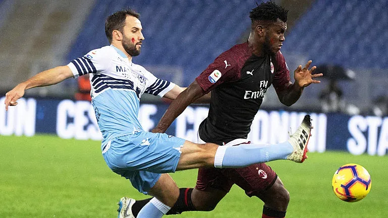 Късен гол спаси Лацио в дербито