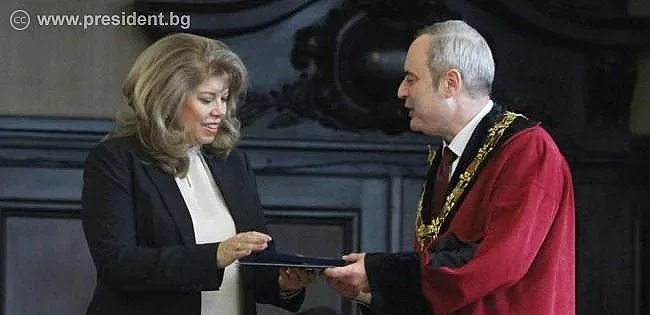 Ректорът на СУ се извини за неуместната реклама