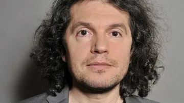 Сценарист на Слави към медиите: Вие по-остри ли сте?