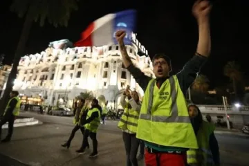 Затварят Айфеловата кула заради протест