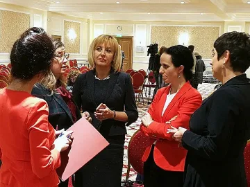 Манолова иска от адвокати подкрепа за гражданските права