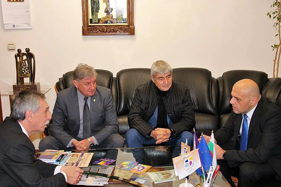 Томислав Дончев ще прави курс  за водене на преговори във ВТУ