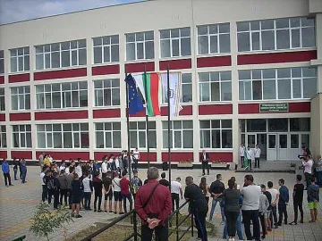 Гимназисти влизат в обновена модернизирана сграда