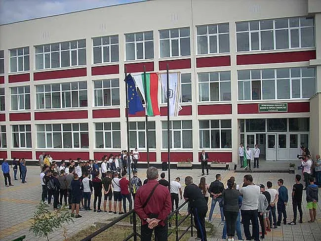 Гимназисти влизат в обновена модернизирана сграда