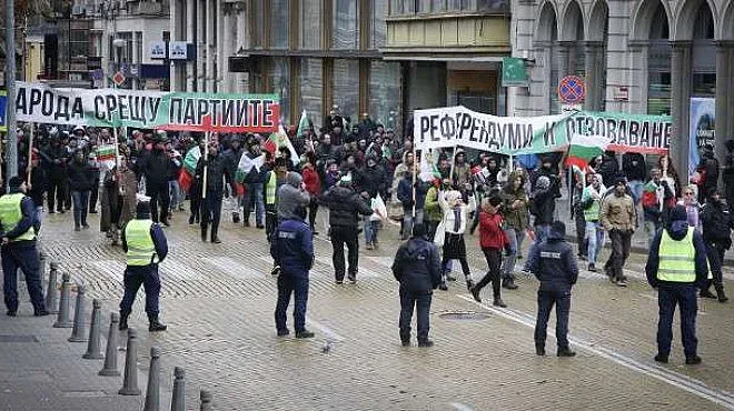 В ПЕТЪЧНИЯ "СТАНДАРТ": Протестът утихна, маските паднаха